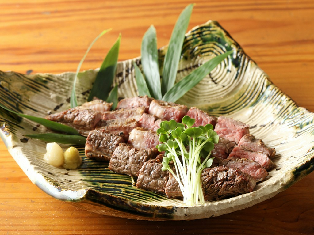 牛ステーキ（300ｇ）　独自のルートで直送される『チルド牛』は赤身の肉の旨みが凝縮