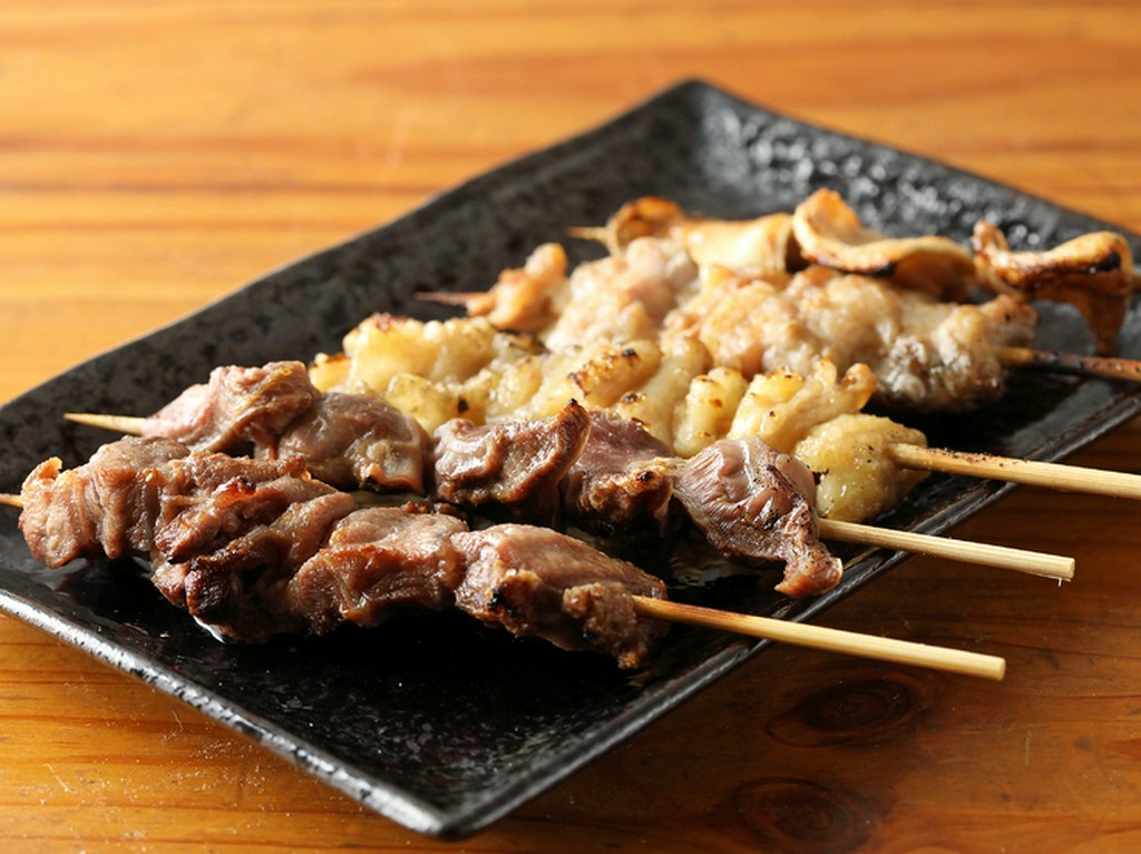 鶏もも串　炭火で焼いた『やきとり』は看板商品、やきとり激戦区の中でも塩で勝負できる自信作