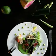 野菜ソムリエ・栄養士の目線から考え選び抜いた食材は、自分達の持つ畑や地元農家で採れた新鮮な野菜をつかっています。四季折々の変化へ寄せた、季節毎の身体に優しいお料理をコース仕立てでお出しいたします。