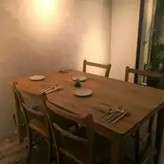 駅近ですが、繁華街から奥まった場所に位置する隠れ家的なお店。白の清潔感と木の温もりを融合した、スタイリッシュの中にも安心感のある空間が広がります。一歩中に入れば、充実したひとときが貴方を待っています。