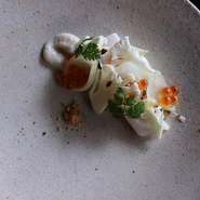 ・軽い一口料理
・前菜1
・前菜2
・メイン（肉）
・季節の果物を使ったデザート
・小菓子