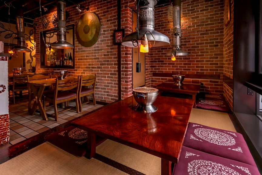 レンガ造りの温かな雰囲気。壁には店のシンボルの大きなドラが