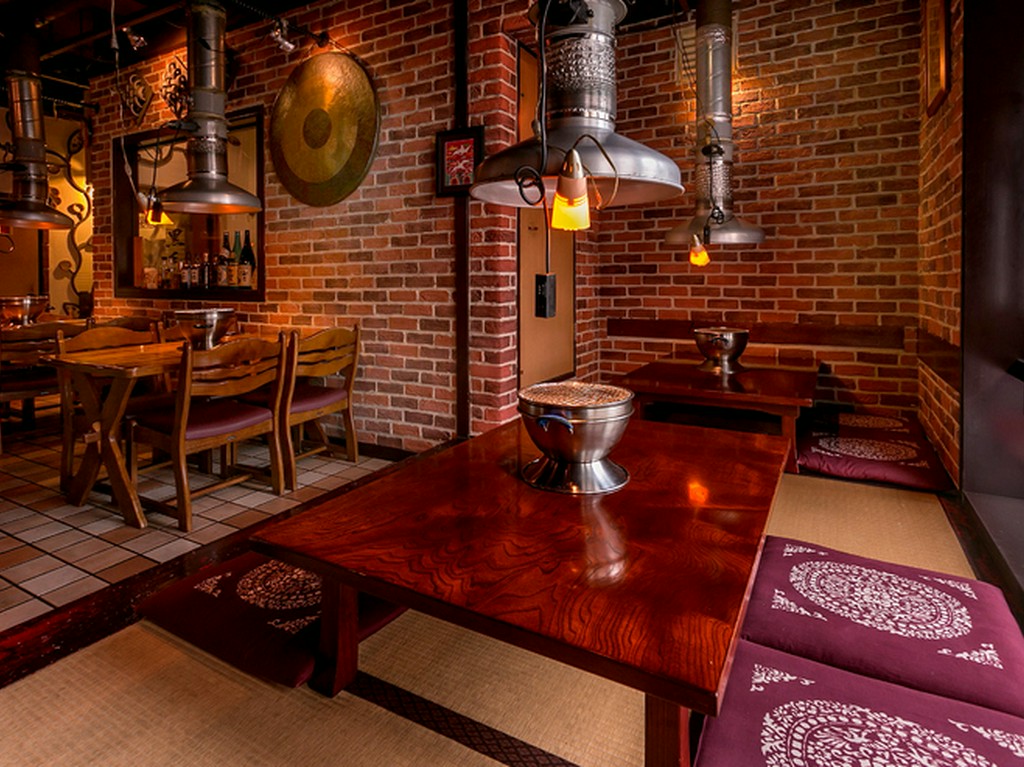 レンガ造りの温かな雰囲気。壁には店のシンボルの大きなドラが