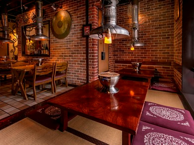 レンガ造りの温かな雰囲気。壁には店のシンボルの大きなドラが