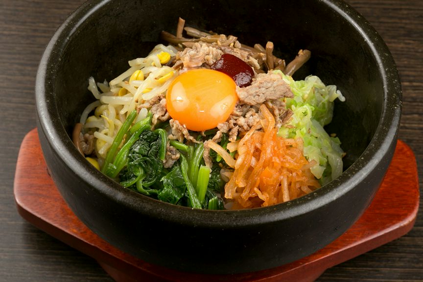 おいしい焼肉で会話もはずむ! 野菜のサイドメニューも豊富