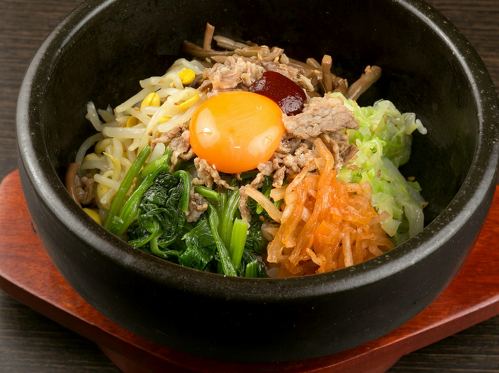 おいしい焼肉で会話もはずむ! 野菜のサイドメニューも豊富