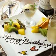 女子会コースは3500円で飲み放題付き。誕生日会などの場合は、事前に予約をしておけばメッセージプレートを無料でサービスしてもらえます。サプライズにぴったりです。