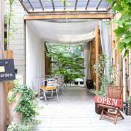 白い布で囲まれたリゾート気分に浸れるテラス席はペット連れ可能。愛犬との優雅なランチはいかがでしょうか。爽やかな風を感じながらの食事は、また格別の味わいです。