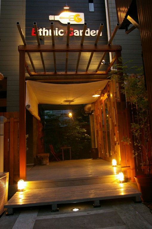 茅ケ崎駅から徒歩5分。明るい雰囲気のエスニックバル