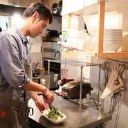 お客様がリラックスしてお食事を楽しんでいただけるように心掛けています。丹精込めてすべての料理を手づくりしていますので、じっくりと味わっていただければ幸いです。