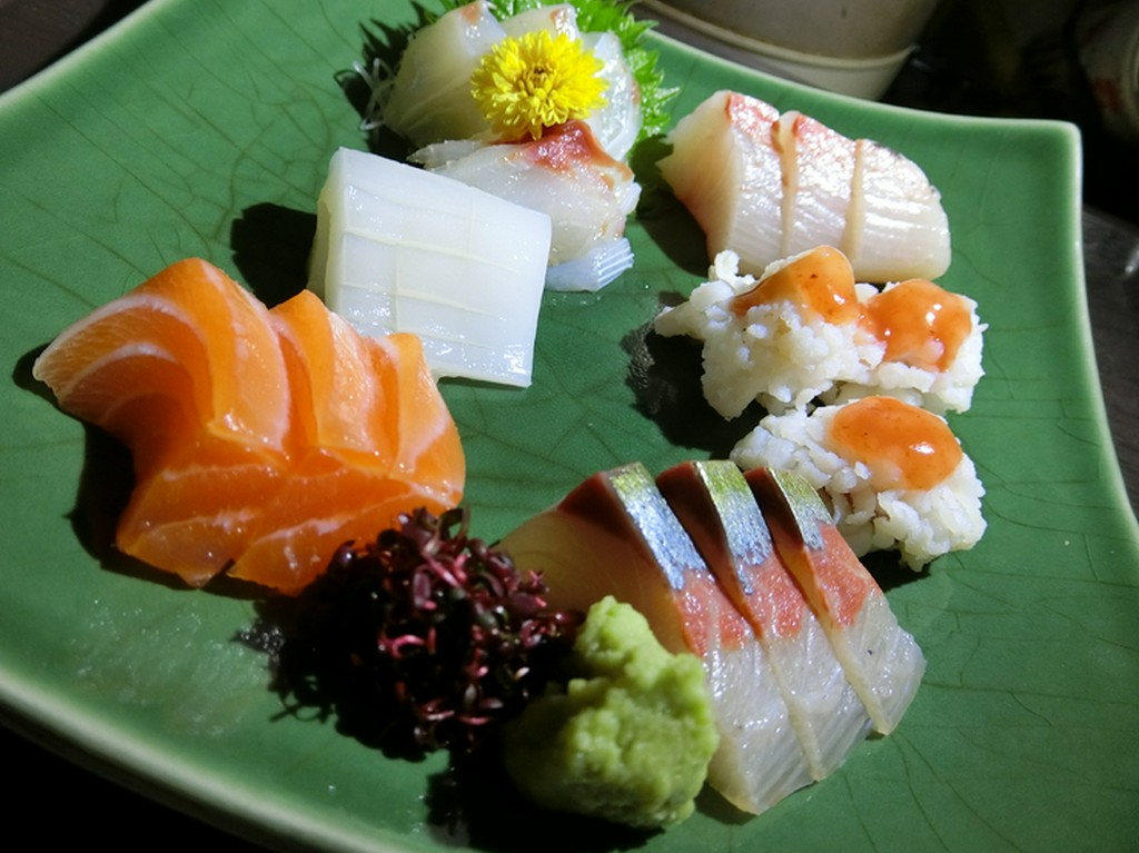 刺身盛合   (３種)1050円      (５種)1650円