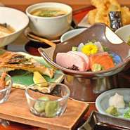 ※刺身(5種)⋅魚の種類がかわります。
❮付出3種、刺身(5種)、煮付、焼物、蒸物(特製茶碗蒸or松茸土瓶蒸)、揚物(天ぷらor唐揚)、(ザル茶そばor鯛飯)、果物❯
    ◉お好みに応じて承ります。