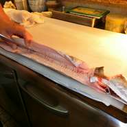 兄弟の魚屋から選りすぐりのハモを仕入れ、ストレスを取り一番美味しい状態で〆ています