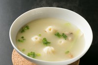 〆に10種類の野菜と骨付き鶏をじっくり煮込んだスープでもっちもち餃子！骨まで食べれるのでコラーゲンたっぷり！2人でちょうどいい量です！