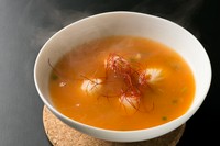 骨付き鶏と野菜をじっくり煮込んだスープに絶妙な辛さがくせになります。辛さは10段階まで。2人でちょうどいい量です！