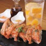 梅の酸味と餃子のうまみがくせになる味！