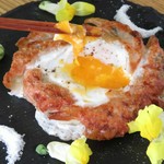 輪になった餃子の真ん中には半熟玉子が。黄身とジュレを絡めながら召し上がれ。