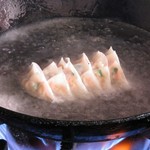 丸ごと揚げたニンニクがごろごろ入ってる人気メニュー！