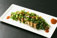 餃子の上に山盛りのネギをのせピリ辛みそをかけましたやみつきになります！