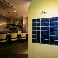 1ヶ月かけて焼き上げられたという藍色のタイルがお出迎え