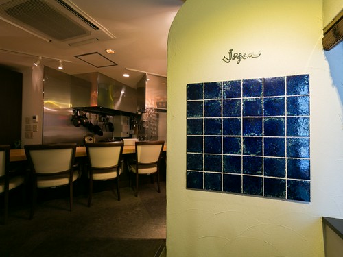 1ヶ月かけて焼き上げられたという藍色のタイルがお出迎え