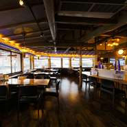 海に面した窓から三原桟橋を望む【SAKANAZA】。「三原の灯台となるようなお店にしたい」という思いを感じる眺めです。光あふれる昼間の港も、航行する船の灯が幻想的な夜も、魅惑的な景色が楽しめます。