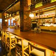 調理場に面したカウンターは、一人での利用も気軽な雰囲気。活気ある厨房の様子を心地よく感じながら、おいしいお酒とおつまみで、自分だけの時間を満喫できます。仕事帰りの一杯にも利用しやすいお店です。