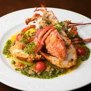 ロブスターをご注文のお客様には、グリル・ブイヤベース・グラタンから調理方法をお選びいただきます。水槽から揚げたての新鮮な素材の、プリプリした食感と海の香りをお楽しみ下さい。