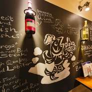 店舗名である【SAKANAZA】、実は「肴座」をローマ字表記したもの。港町ではあるものの、料理は肉バルに近いラインナップ。お酒とおつまみをカジュアルに楽しめる気軽な雰囲気を大切にしています。