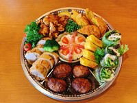 若鶏の唐揚げ
つくね
ポテトフライ
生ハムポテトサラダ
スモークサーモン
ガランティーニ
生春巻き
だし巻き明太子
かぼちゃコロッケ