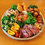 ローストビーフ
つくね
若鶏の唐揚げ
ポテトフライ
生ハムポテトサラダ
スモークサーモン
カニクリームコロッケ
生春巻き
だし巻き明太子
ガランティーニ