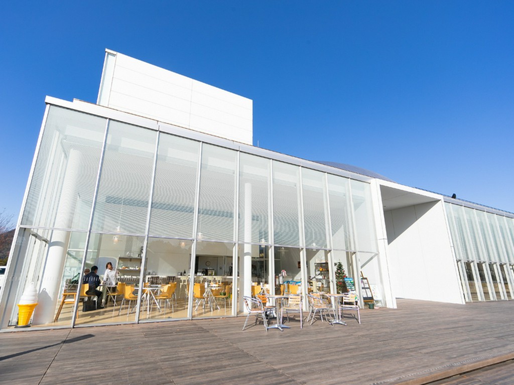 全面ガラス張り。白を基調とした清潔感溢れる佇まい