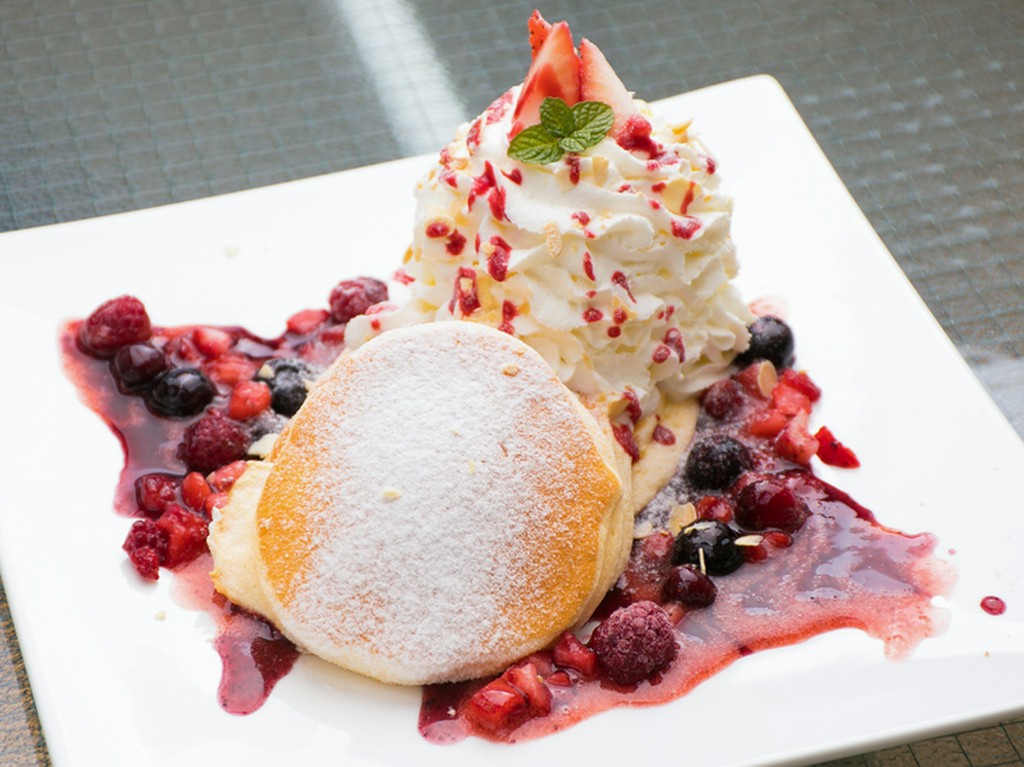 3種類のベリーの果肉がたっぷりと入った『ベリーベリーパンケーキ』