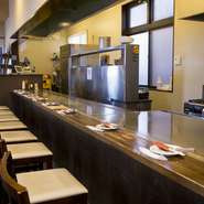 【広島鉄板焼　HERA】にはカウンター席があるので、一人でも気兼ねなく入ることができます。おいしいお好み焼きや鉄板焼きが食べたくなったら、遠慮せずに訪れましょう。				