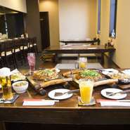 こちらには座敷があるので、小さい子供連れでもゆったりと過ごすことができます。しかも料理は鉄板に乗せて提供するので、座敷でも熱々のままいただくことができます。				