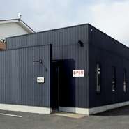 黒を基調としたシックな外観は、ブティックのように洗練された雰囲気。そこから一歩店内に入ると落ち着いた空間が広がっていて、おいしいお好み焼を食べながらゆったりくつろぐことができます。				