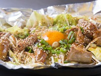 ピリッと辛い特製タレで焼き上げた『ぐつぐつホルモン』