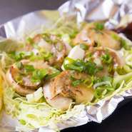 国産のホタテを使用し、バターでじっくり焼き上げた『ホタテバター』。シンプルながらも、ホタテ本来の旨みと甘みを堪能できる一品は、ビールやハイボールとよく合います。おつまみとして人気のメニューです。				