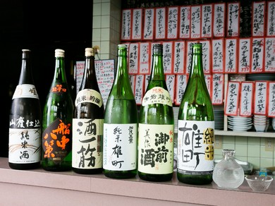 岡山県産の地酒をメインに。酒通も満足のラインナップが揃う