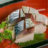 一口サイズのお寿司。鮮度が良いシメサバを塩と酢でしめることで、素材本来の旨味が閉じこもっています。ボリューム満点で、サバと酢飯の間に挟まっている大葉とガリが臭みを無くし、さっぱりとした味わい。