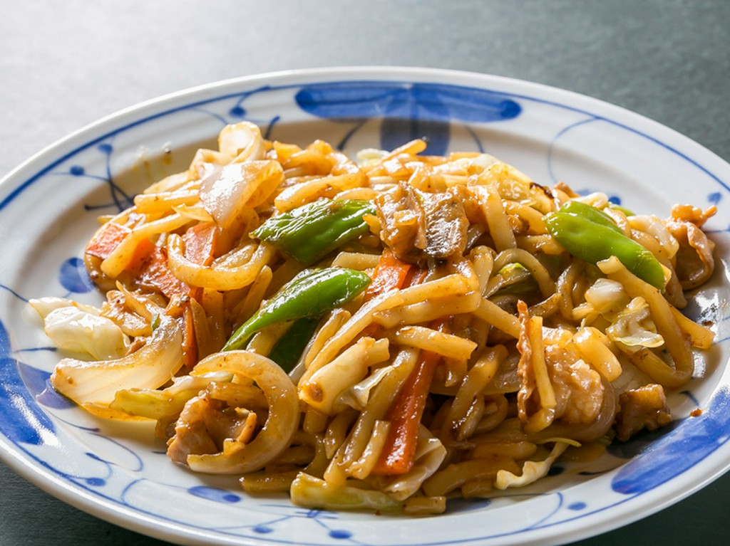 ジューシーなホルモンの甘味と野菜の旨味がたっぷりと入った、噛むほどに旨味が増す『ホルモンうどん焼き』