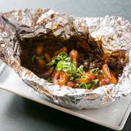 最近ではイカの仕入れ数が少なくなってきているので、貴重な一品となりました。新鮮なイカの旨味と濃厚な味付けがご飯にもお酒にも会うので、ご利用の際はぜひ食べてほしい一品です。