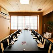 店内はお座敷だけでなく、テーブル席や掘りごたつも完備。20名までならテーブル席の個室が利用可能です。正座が苦手な方もくつろげるので、法事など幅広い年代の方が集まる食事会にも適しています。