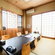 店内はテーブル席とカウンター、個室を各種備えています。友人同士やお子様連れなら個室がおすすめ。足が不自由な方でもくつろげる掘りごたつやお座敷など座席タイプもいろいろ。周りを気にせずご堪能ください。