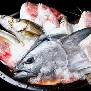 久留米市場直送の鮮魚は、毎朝社長みずから目利きして厳選仕入れしているもの。鮮度抜群の魚を丸ごと１匹使ったボリューム満点の定食や、充実のコースが評判です。地元産の採れたて野菜もたっぷり使っています。