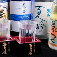 旬の日本酒を季節ごとに入れ替えて提供。夏は『天山　夏吟』のように爽やかな飲み心地の冷酒、秋冬にはひやおろしや新酒など、その時季ならではの日本酒に出合えます。熱燗でいただく『しげます』も美味。