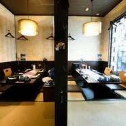 お子様連れへの配慮が行き届いた店内。周りを気にせず食事ができる個室はもちろん、おもちゃの用意もあり、化粧室におむつ替えスペースも整っています。ごちそうが盛りだくさんの『お子様ランチ』も大人気！