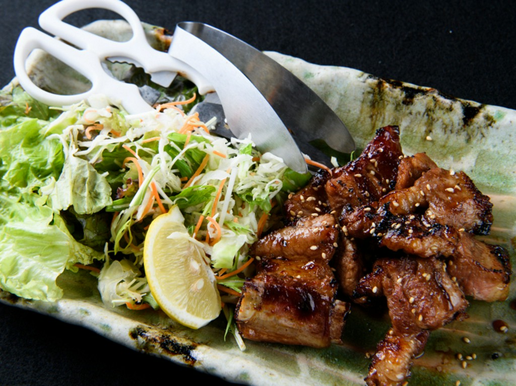 肉料理もいかが？　香ばしい肉の旨味に箸が止まらない『大人気　骨付カルビ』