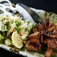 豚のスペアリブを豪快に焼き上げました。おろし玉葱のタレに漬け込んで、やわらかくジューシーながらあっさりと仕上げた自慢の肉料理です。ビールにも、白いご飯にもよく合います。