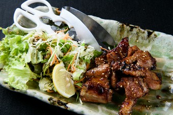 肉料理もいかが？　香ばしい肉の旨味に箸が止まらない『大人気　骨付カルビ』